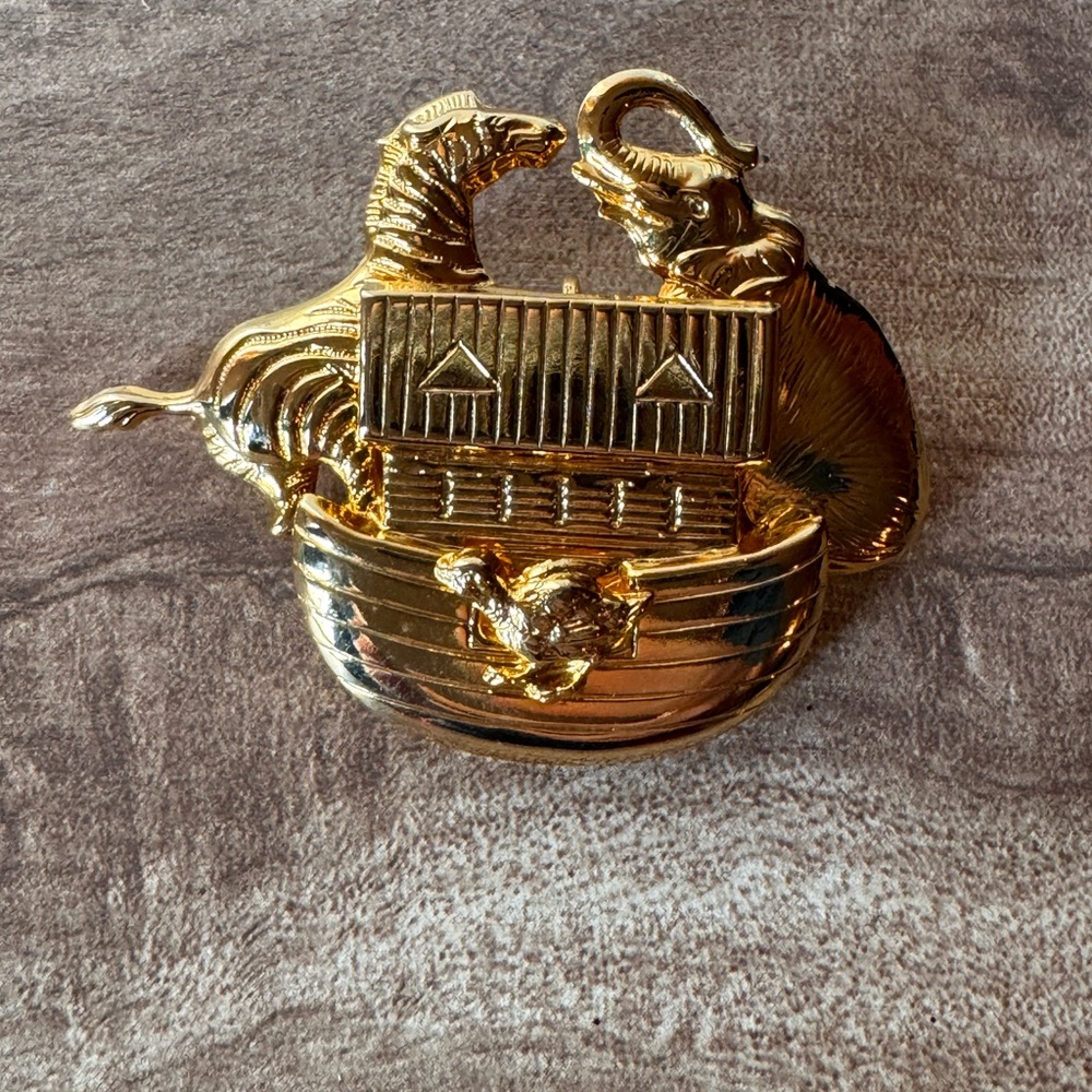 Premier Designs Noah’s Ark Brooch Gold Tone Metal Collectible Costume Religious